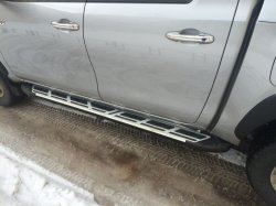 Пороги алюминиевые (Corund Silver) Toyota Hilux 2015, 2016, 2017, 2018 годов