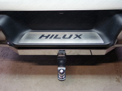 Накладка на задний бампер (лист шлифованный надпись HILUX) Toyota Hilux 2015, 2016, 2017, 2018 годов