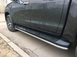 Защита оригинальных порогов 42,4 мм. Toyota Hilux 2015, 2016, 2017, 2018 годов