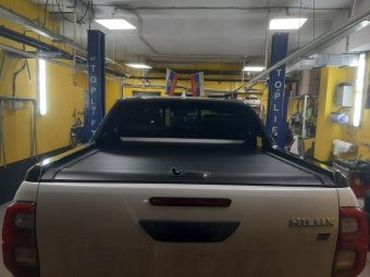 Крышка роликовая (черная) под спойлер в комплектации Adventure для Toyota Hilux 2015-2023