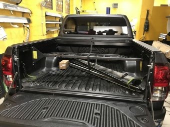 Крышка Roll-N-Lock (США) для Toyota Hilux 2015-2023