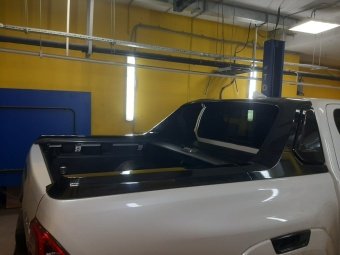 Крышка роликовая (черная) под спойлер в комплектации Adventure для Toyota Hilux 2015-2023