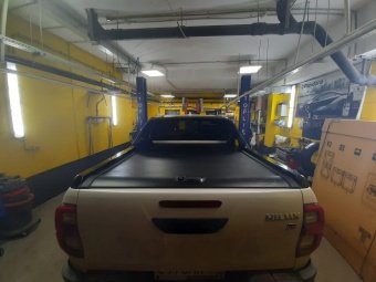 Крышка роликовая (черная) под спойлер в комплектации Adventure для Toyota Hilux 2015-2023