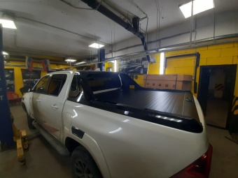 Крышка роликовая (черная) под спойлер в комплектации Adventure для Toyota Hilux 2015-2023
