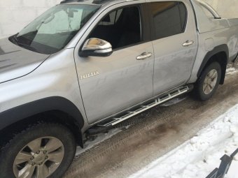 Пороги алюминиевые (Corund Silver) Toyota Hilux 2015, 2016, 2017, 2018 годов