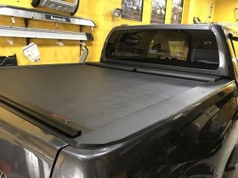 Крышка Roll-N-Lock (США) для Toyota Hilux 2015-2023