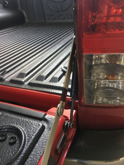 Амортизатор заднего борта Toyota Hilux 2015, 2016, 2017, 2018 годов