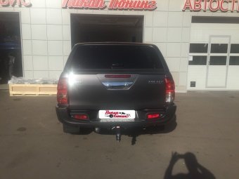 Бампер задний усиленный с квадратом под фаркоп (композит) Toyota Hilux 2015, 2016, 2017, 2018, 2019, 2020, 2021, 2022, 2023 годов