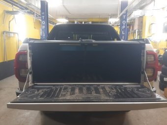 Крышка роликовая (черная) под спойлер в комплектации Adventure для Toyota Hilux 2015-2023