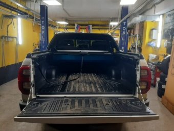Крышка роликовая (черная) под спойлер в комплектации Adventure для Toyota Hilux 2015-2023