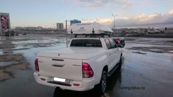 Бампер задний усиленный с квадратом под фаркоп (композит) Toyota Hilux 2015, 2016, 2017, 2018, 2019, 2020, 2021, 2022, 2023 годов