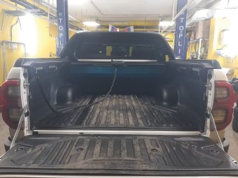 Крышка роликовая (черная) под спойлер в комплектации Adventure для Toyota Hilux 2015-2023