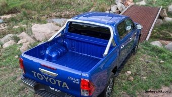 Защитная дуга в кузов автомобиля Toyota Hilux 2015, 2016, 2017, 2018 годов