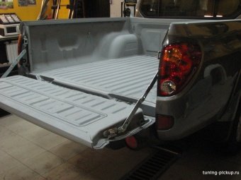 Обработка грузового отсека антигравием Toyota Hilux 2015, 2016, 2017, 2018 годов