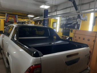 Крышка роликовая (черная) под спойлер в комплектации Adventure для Toyota Hilux 2015-2023