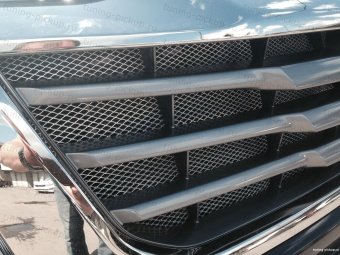 Декоративно-защитная сетка радиатора TOYOTA HILUX от мошкары, камней, прочего мусора на дорогах. Toyota Hilux 2015, 2016, 2017, 2018 годов