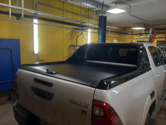 Крышка роликовая (черная) под спойлер в комплектации Adventure для Toyota Hilux 2015-2023