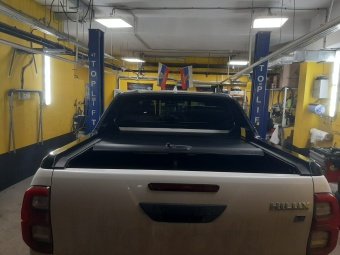 Крышка роликовая (черная) под спойлер в комплектации Adventure для Toyota Hilux 2015-2023