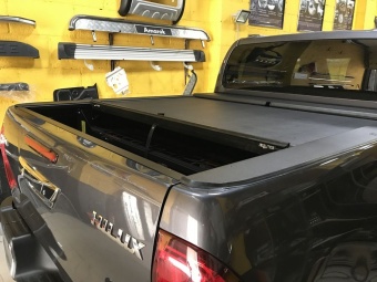 Крышка Roll-N-Lock (США) для Toyota Hilux 2015-2023