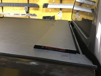 Крышка Roll-N-Lock (США) для Toyota Hilux 2015-2023