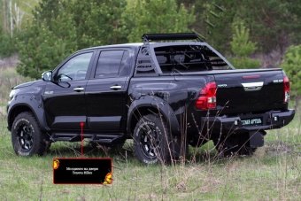 Накладки боковых дверей (черные) Toyota Hilux 2015, 2016, 2017, 2018 годов