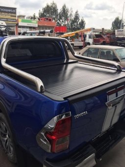 Крышка алюминиевая с дугой из нержавейки Rollback/Rollbar для Toyota Hilux 2015-2023