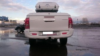 Бампер задний усиленный с квадратом под фаркоп (композит) Toyota Hilux 2015, 2016, 2017, 2018, 2019, 2020, 2021, 2022, 2023 годов