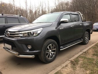 Защита оригинальных порогов 42,4 мм. Toyota Hilux 2015, 2016, 2017, 2018 годов