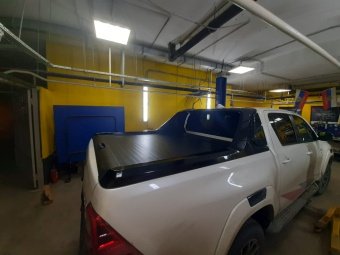 Крышка роликовая (черная) под спойлер в комплектации Adventure для Toyota Hilux 2015-2023