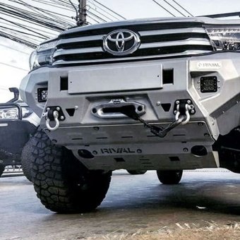 Бампер передний алюминевый (black) кроме Exclusive Toyota Hilux 2015, 2016, 2017, 2018, 2019, 2020, 2021, 2022 и 2023 годов