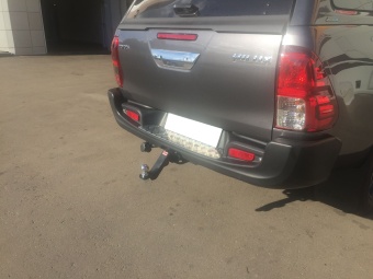 Бампер задний усиленный с квадратом под фаркоп (композит) Toyota Hilux 2015, 2016, 2017, 2018, 2019, 2020, 2021, 2022, 2023 годов