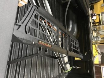 Разделитель кузова Cargo manager устанавливается совместно с крышкой Roll-N-Lock Revo для Toyota Hilux 2015-2023