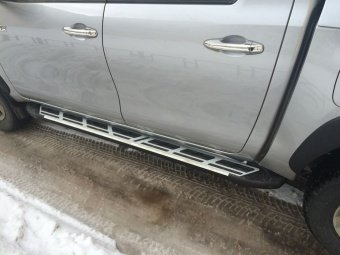 Пороги алюминиевые (Corund Silver) Toyota Hilux 2015, 2016, 2017, 2018 годов
