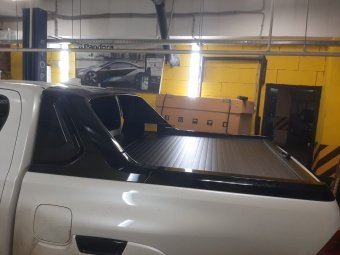 Крышка роликовая (черная) под спойлер в комплектации Adventure для Toyota Hilux 2015-2023