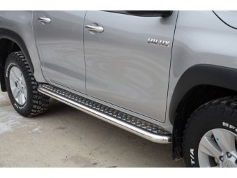 Пороги с площадкой (нерж. лист) 60 мм. Toyota Hilux 2015, 2016, 2017, 2018 годов