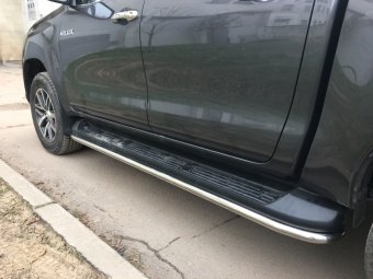 Защита оригинальных порогов 42,4 мм. Toyota Hilux 2015, 2016, 2017, 2018 годов