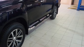 Пороги овальные с проступью Toyota Hilux 2015, 2016, 2017, 2018 годов