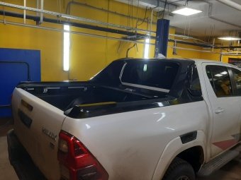 Крышка роликовая (черная) под спойлер в комплектации Adventure для Toyota Hilux 2015-2023