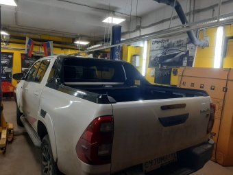 Крышка роликовая (черная) под спойлер в комплектации Adventure для Toyota Hilux 2015-2023
