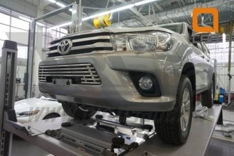 Решетка радиатора 16 мм Toyota Hilux 2015, 2016, 2017, 2018 годов