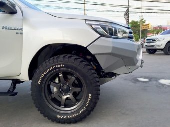 Бампер передний алюминевый (black) кроме Exclusive Toyota Hilux 2015, 2016, 2017, 2018, 2019, 2020, 2021, 2022 и 2023 годов