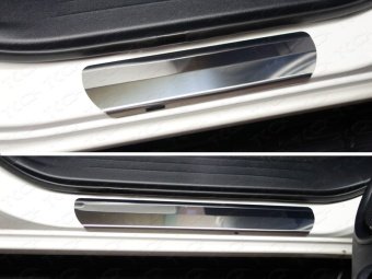 Накладки на пороги (лист зеркальный) Toyota Hilux 2015, 2016, 2017, 2018 годов