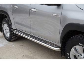 Пороги с площадкой (нерж. лист) 60 мм. Toyota Hilux 2015, 2016, 2017, 2018 годов