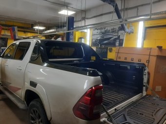 Крышка роликовая (черная) под спойлер в комплектации Adventure для Toyota Hilux 2015-2023
