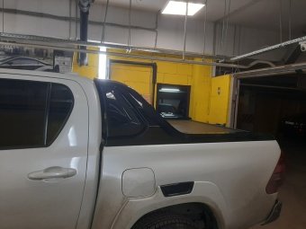 Крышка роликовая (черная) под спойлер в комплектации Adventure для Toyota Hilux 2015-2023