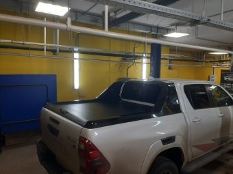 Крышка роликовая (черная) под спойлер в комплектации Adventure для Toyota Hilux 2015-2023
