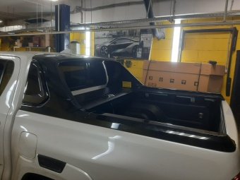 Крышка роликовая (черная) под спойлер в комплектации Adventure для Toyota Hilux 2015-2023