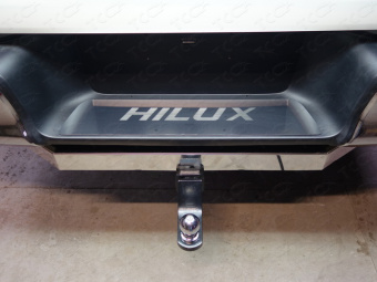 Накладка на задний бампер (лист зеркальный надпись HILUX)  Toyota Hilux 2015, 2016, 2017, 2018 годов