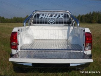 Защитная дуга в кузов с защитой заднего стекла 76,1 мм. Toyota Hilux 2015, 2016, 2017, 2018 годов