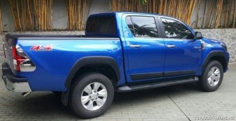 Накладки боковых дверей (черные) Toyota Hilux 2015, 2016, 2017, 2018 годов